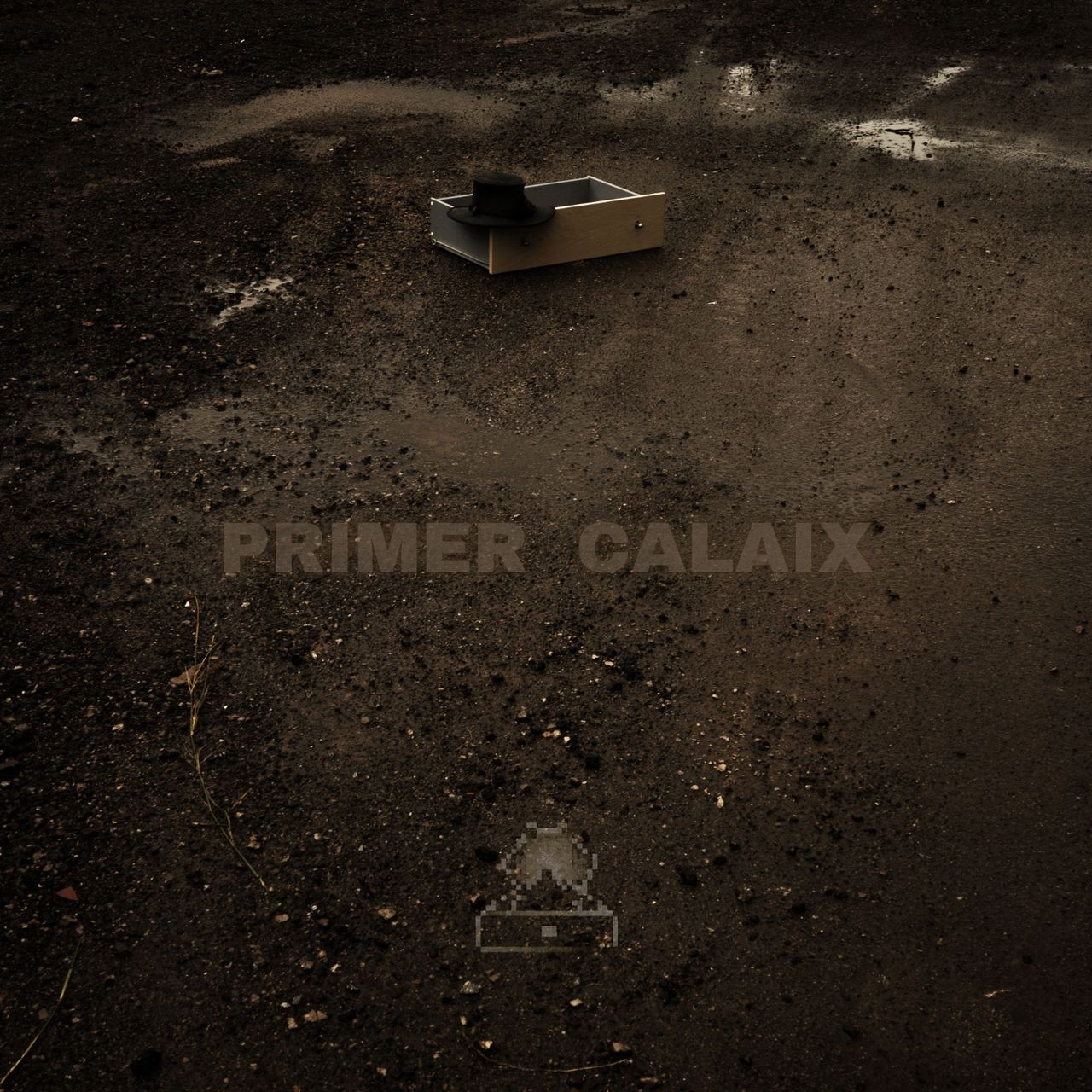 Portada de l'EP Primer Calaix, imatge d'un calaix tirat al terra (sorra, terra) amb un barret de cowboy a sobre.